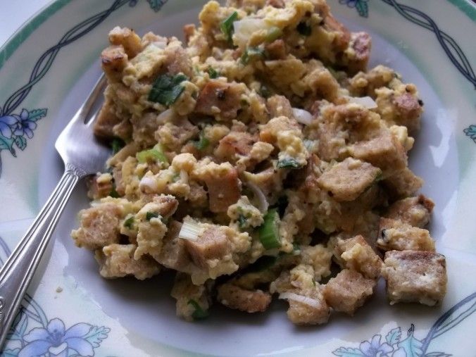 Jajecznica z razowym chlebem