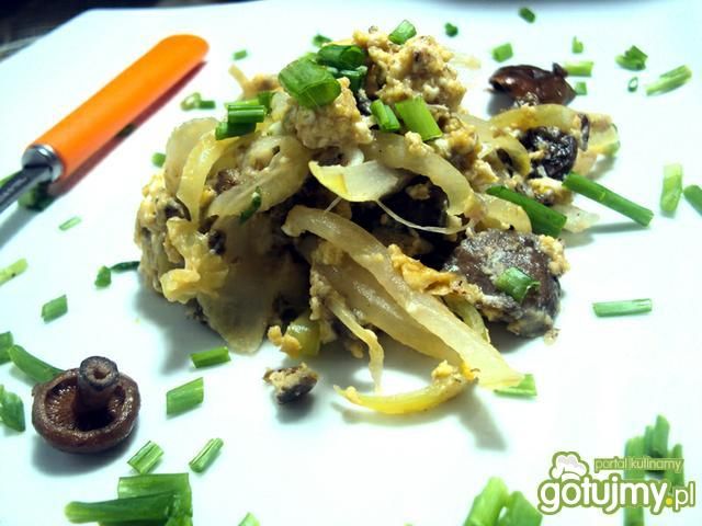 Jajecznica z rydzami, cebulką i szczypio