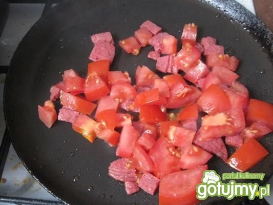 Jajecznica z salami i pomidorem