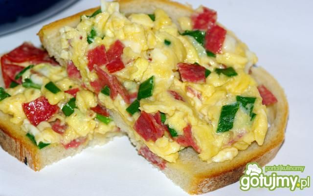 Jajecznica z salami i szczypiorem