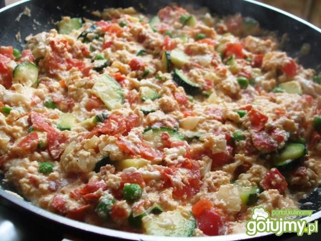 Jajecznica z salami i z warzywami