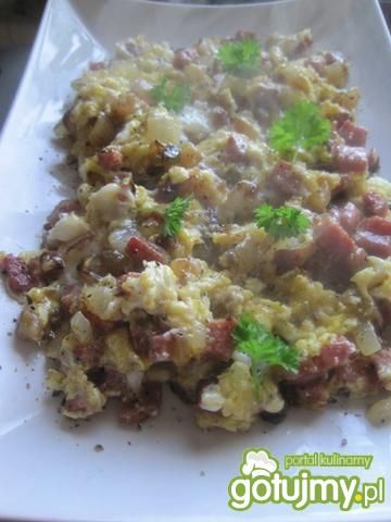 Jajecznica z salami na smalcu