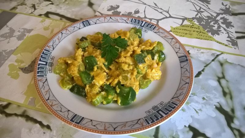 Jajecznica z selerem naciowym i papryką