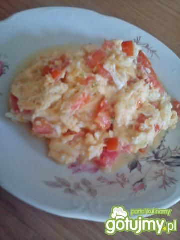 Jajecznica z serem, cebulą i pomidorami  Jajecznica z serem, cebulą i pomidorami