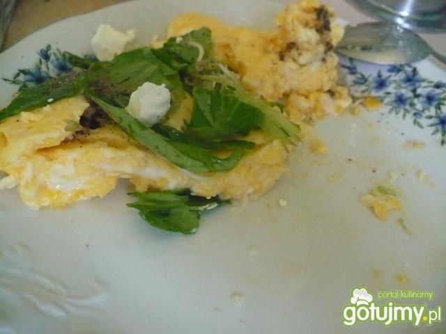 Jajecznica z serem feta i roszponką