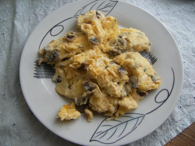 Jajecznica z serem i pieczarkami Jajecznica z serem i pieczarkami