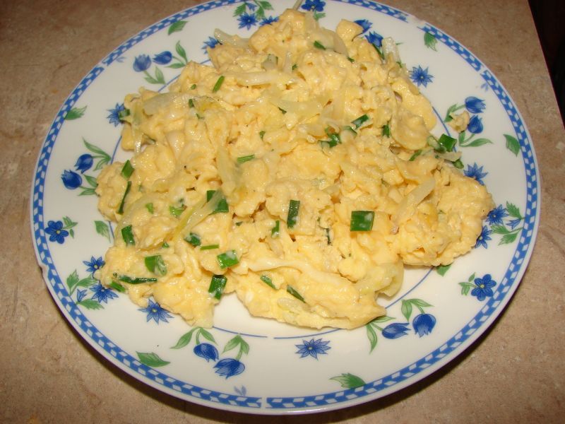 Jajecznica z serem i szczypiorkiem