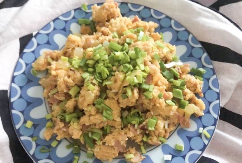 Jajecznica z serem, szynką i szczypiorkiem Jajecznica z serem, szynką i szczypiorkiem