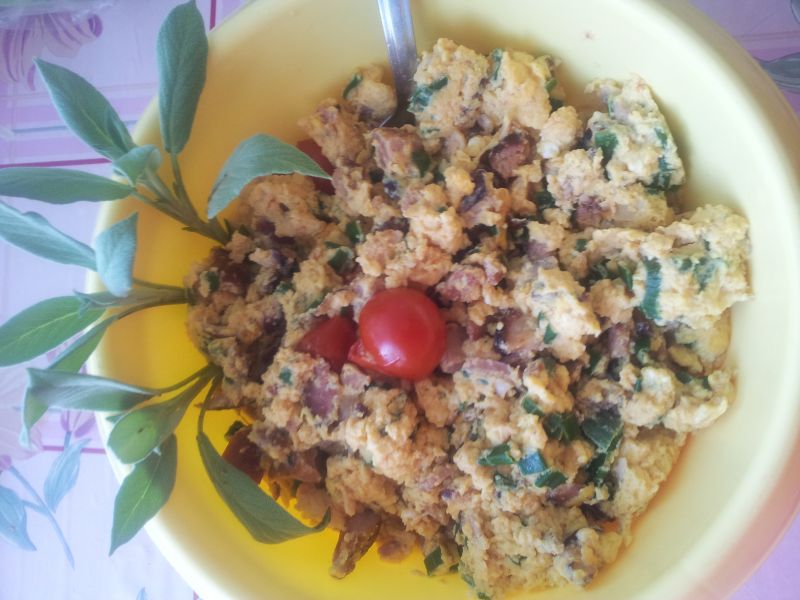 Jajecznica z sosem pomidorowym i pomidorkami .