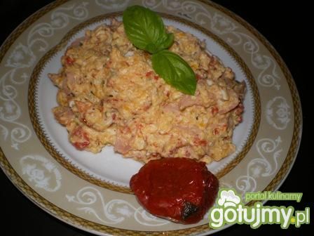 Jajecznica z suszonymi pomidorami