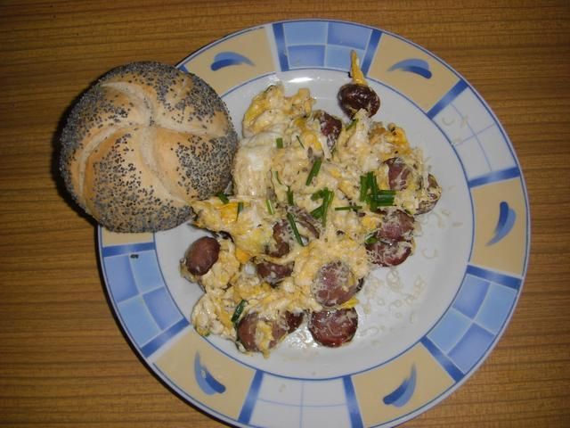 Jajecznica z swojską kiełbasą