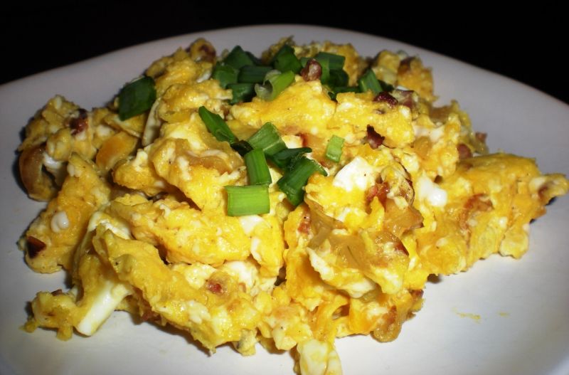 Jajecznica z szalotkami i boczkiem Jajecznica z szalotkami i boczkiem