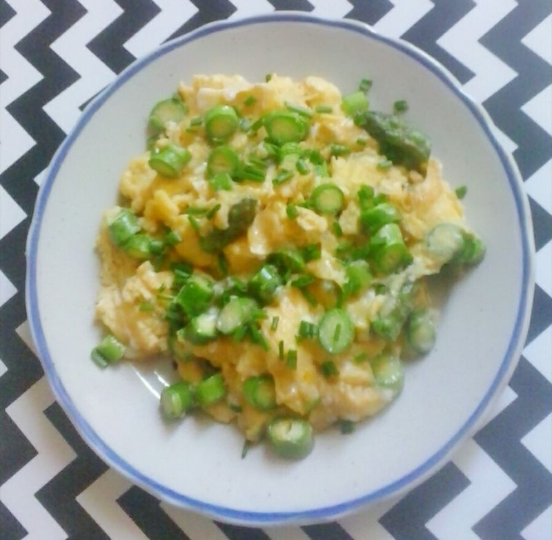 Jajecznica z szparagami