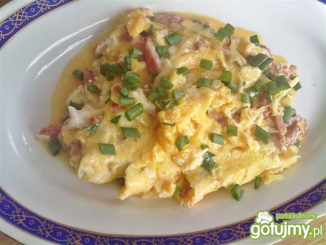 Jajecznica z szynką cebulą i szczypiorem