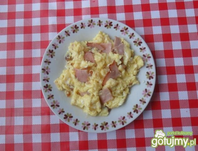 Jajecznica z szynką i boczkiem 