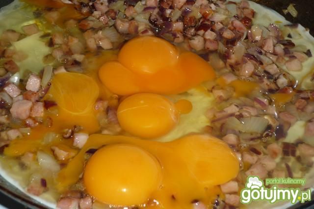 Jajecznica z szynką i cebulami