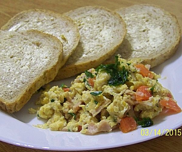 Jajecznica z szynką i pomidorem  Jajecznica z szynką i pomidorem