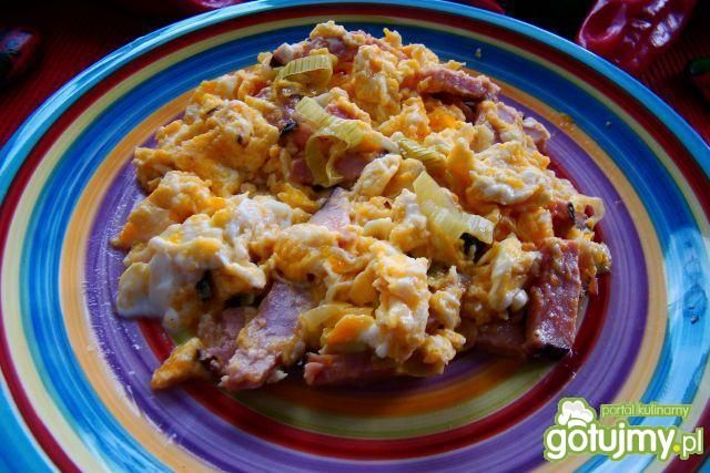 Jajecznica z szynka i porem  Jajecznica z szynka i porem
