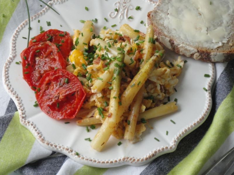 Jajecznica z szynką i szparagami Jajecznica z szynką i szparagami