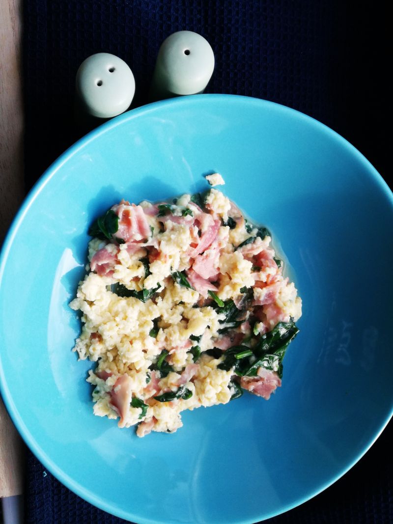 Jajecznica z szynką i szpinakiem 