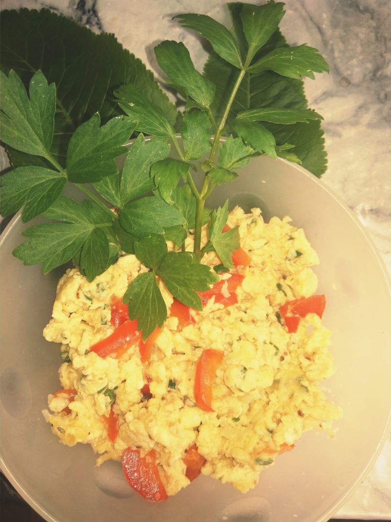 Jajecznica z tartym kalafiorem i papryką. Jajecznica z tartym kalafiorem i papryką.