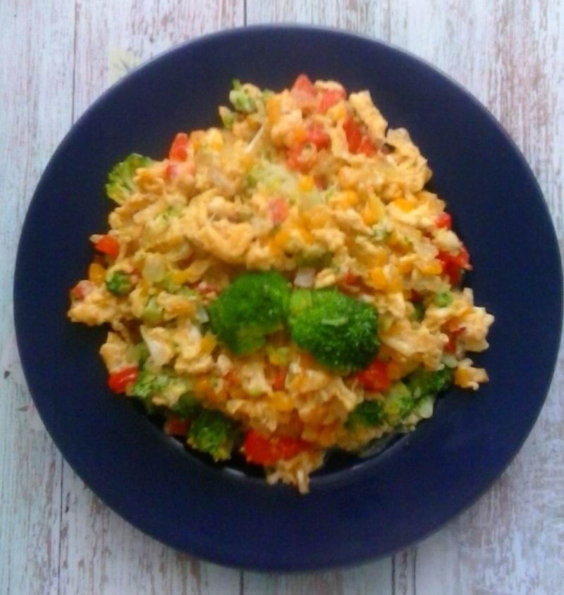 Jajecznica z warzywami i gotowanym brokułem