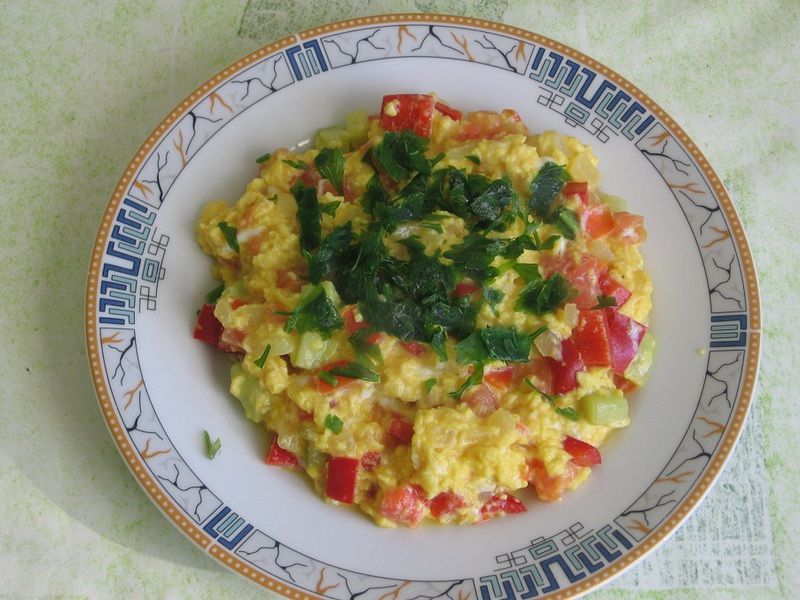 Jajecznica z warzywami i natką pietruszki