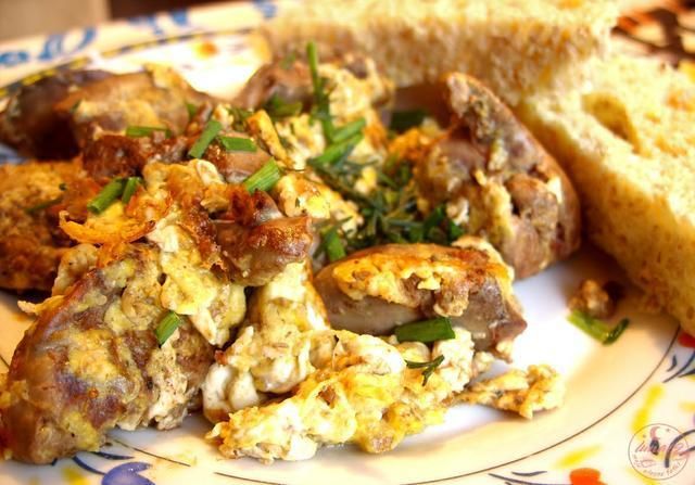 Jajecznica z wątróbką drobiową Jajecznica z wątróbką drobiową