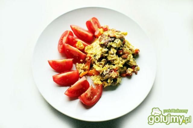 Jajecznica z wędzoną kiełbasą i marchewk Jajecznica z wędzoną kiełbasą i marchewk