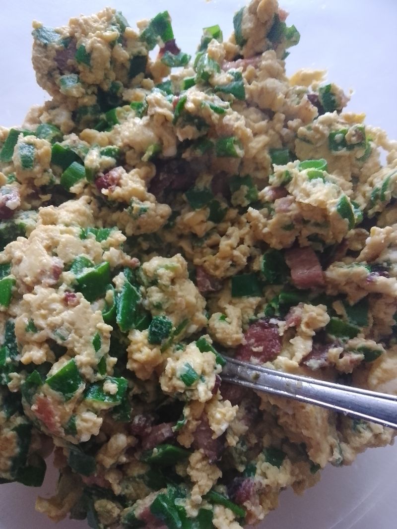 Jajecznica z wędzonym boczkiem i szczypiorkiem