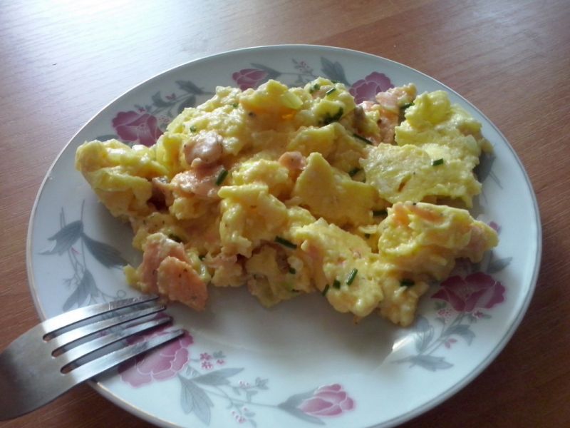 Jajecznica z wędzonym łososiem Jajecznica z wędzonym łososiem