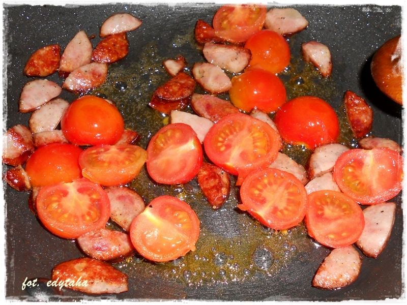 Jajecznica z wiejską kiełbasą i pomidorkami