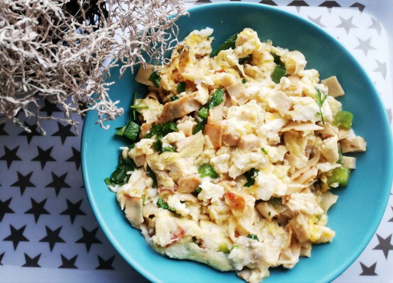 Jajecznica z zieloną papryką i szynką