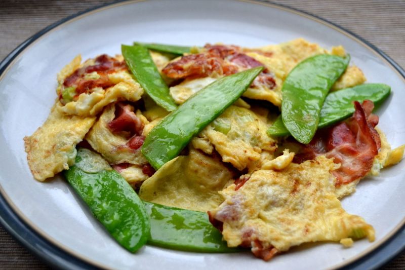 Jajecznica z zielonym groszkiem cukrowym