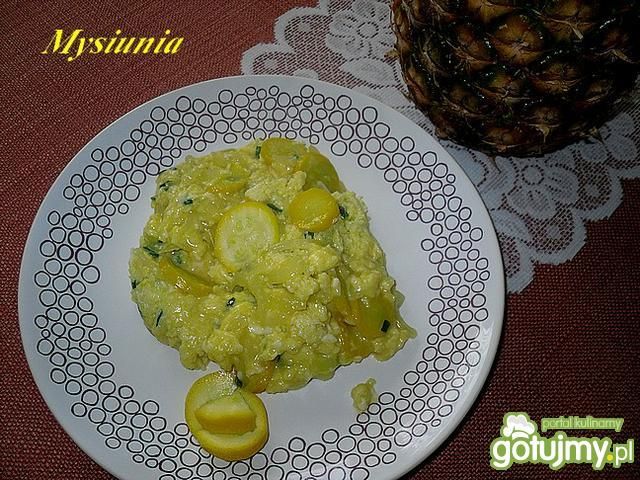 Jajecznica z żółtą cukinią
