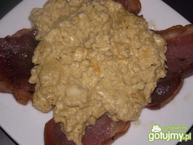 Jajecznica z źółtym serem