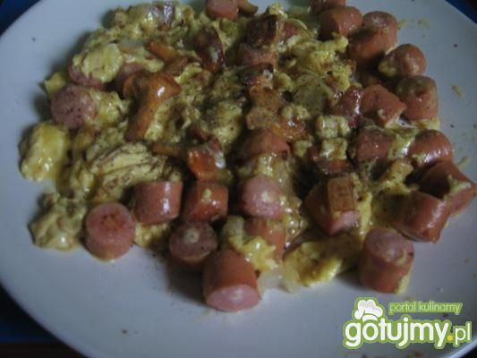 Jajecznica ze kurkami i parówkami Jajecznica ze kurkami i parówkami