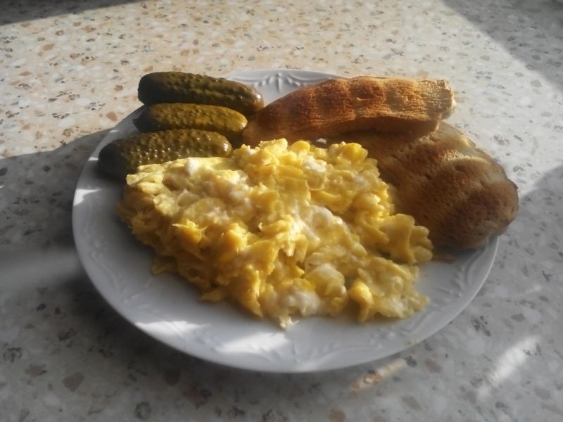 Jajecznica ze śmietaną z grzankami  Jajecznica ze śmietaną z grzankami