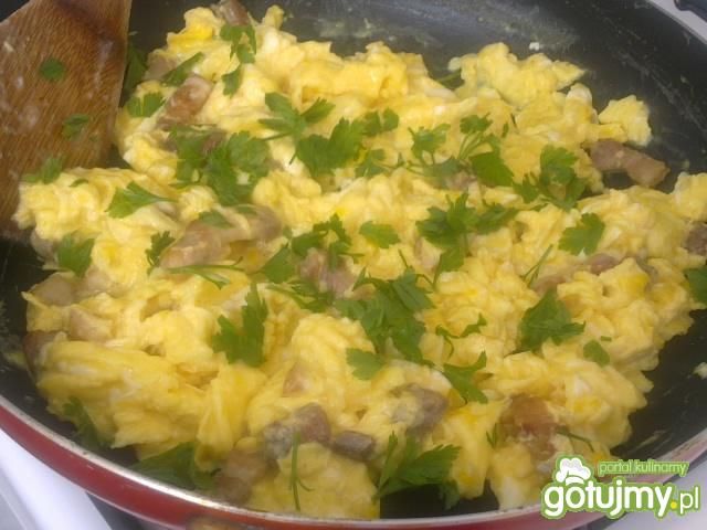 Jajecznica ze świeżym boczkiem 