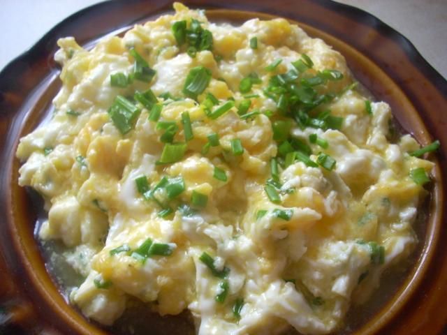 Jajecznica ze szczypiorkiem 