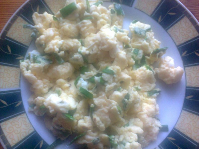 Jajecznica ze szczypiorkiem Jajecznica ze szczypiorkiem