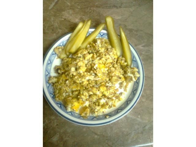 jajecznica ze szczypiorkiem 