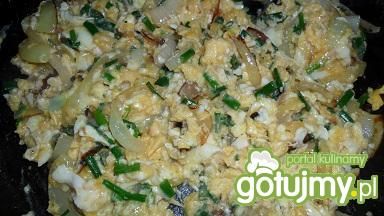 Jajecznica ze szczypiorkiem i cebulą