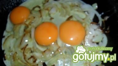 Jajecznica ze szczypiorkiem i cebulą