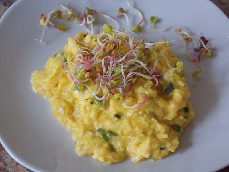 Jajecznica ze szczypiorkiem i kiełkami rzodkiewki