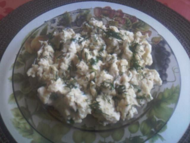 Jajecznica ze szczypiorkiem i koperkiem Jajecznica ze szczypiorkiem i koperkiem