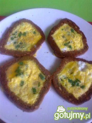 jajecznica ze szczypiorkiem na grzankach jajecznica ze szczypiorkiem na grzankach