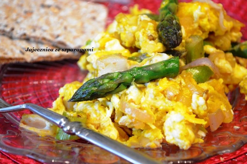 Jajecznica ze szparagami