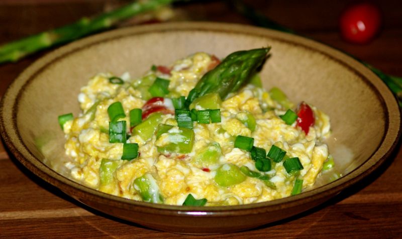 Jajecznica ze szparagami i pomidorkami