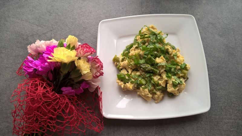 Jajecznica ze szparagami i świeżą bazylią Jajecznica ze szparagami i świeżą bazylią